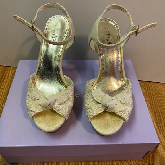 Jennifer Lopez cream lace heel, size 8, 4.5” heel in great used condition - Picture 5 of 6